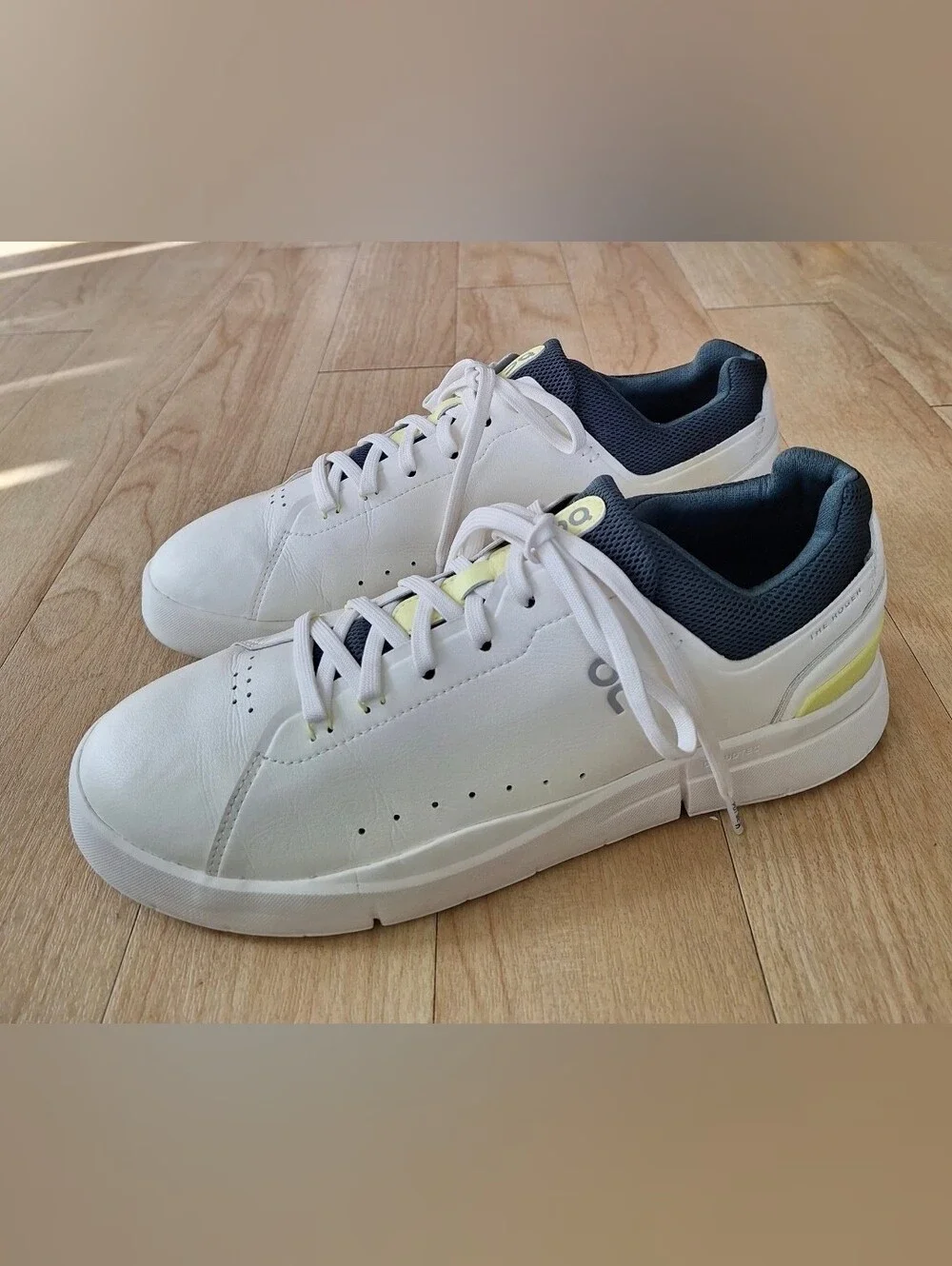 Mens 11 - On THE ROGER Advantage Ivory Evergreen Sneaker